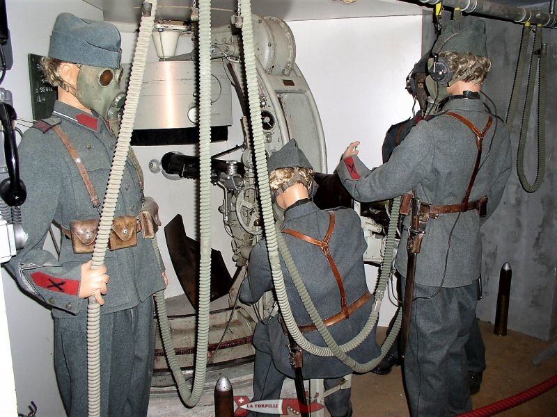 Une très intéressante reconstitution d'un poste de combat avec des soldats qui devaient porter des masques à gaz pour se protéger du dégagement du monoxyde de carbone (CO) par les armes de combat.Photo: fortlitroz.ch