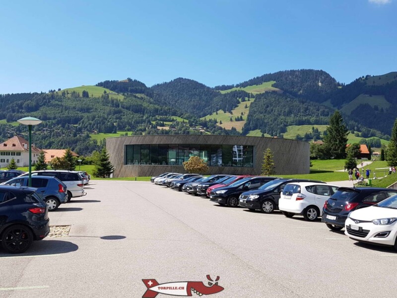Grand parking à côté des bains.bains thermaux de la gruyère - Charmey