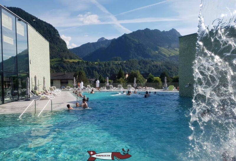 Le bassin extérieur avec la vue sur la Gruyère.bains thermaux de la gruyère - Charmey
