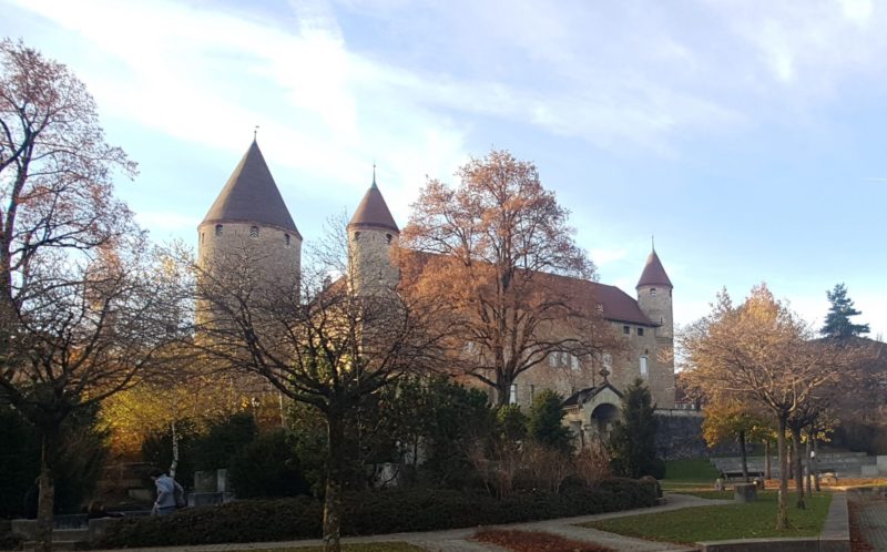 Le château de Bulle visible depuis l'entrée du musée gruyérien