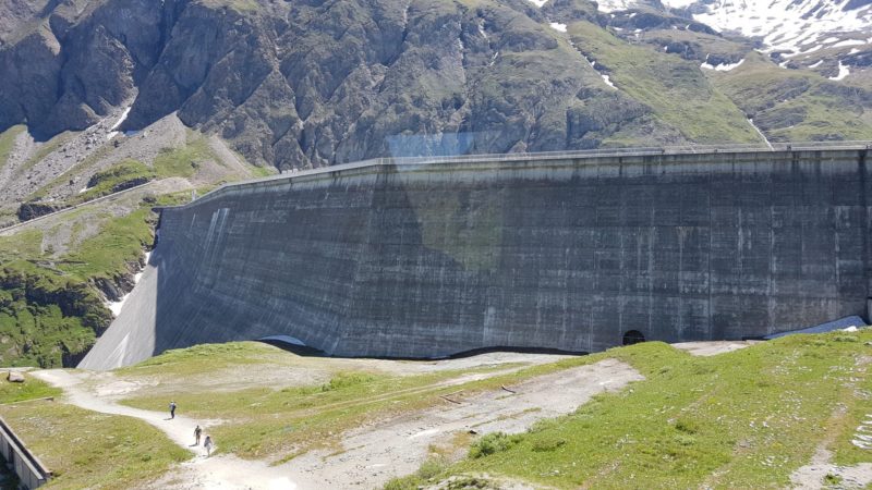 Barrage de la grande dixence de type Poids contrairement au barrage de Mauvoisin de type voute.