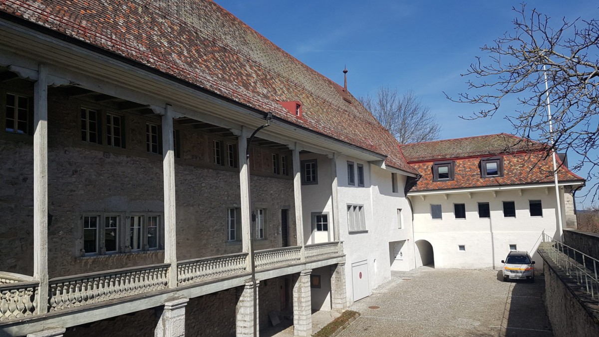 L'intérieur de la cour du château de Châtel-St-Denis.