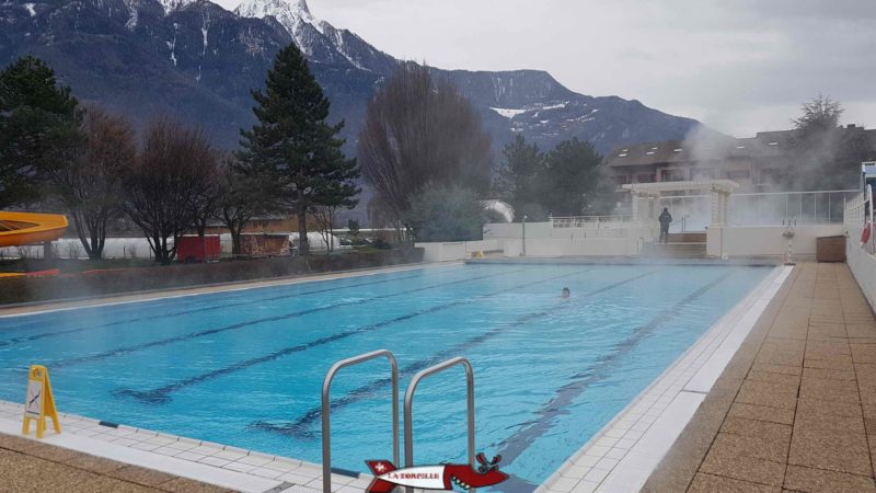 Un grand bassin extérieur à 28C aux bains thermaux de Saillon