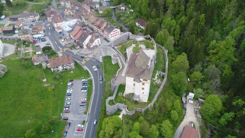 Vue depuis un drone sur le château de Valangin avec la vieille ville en arrière-plan.