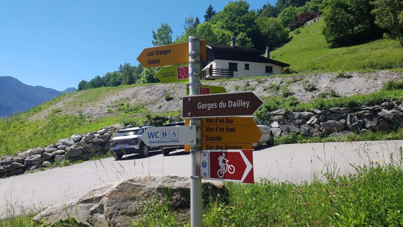 Panneau indicateur et début du parcours des gorges du Dailley aux Granges