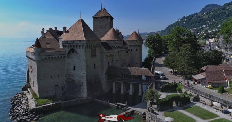 Le château de Chillon avec complètement sur la droite, de l'autre côté de la route cantonale, le fort de Chillon.