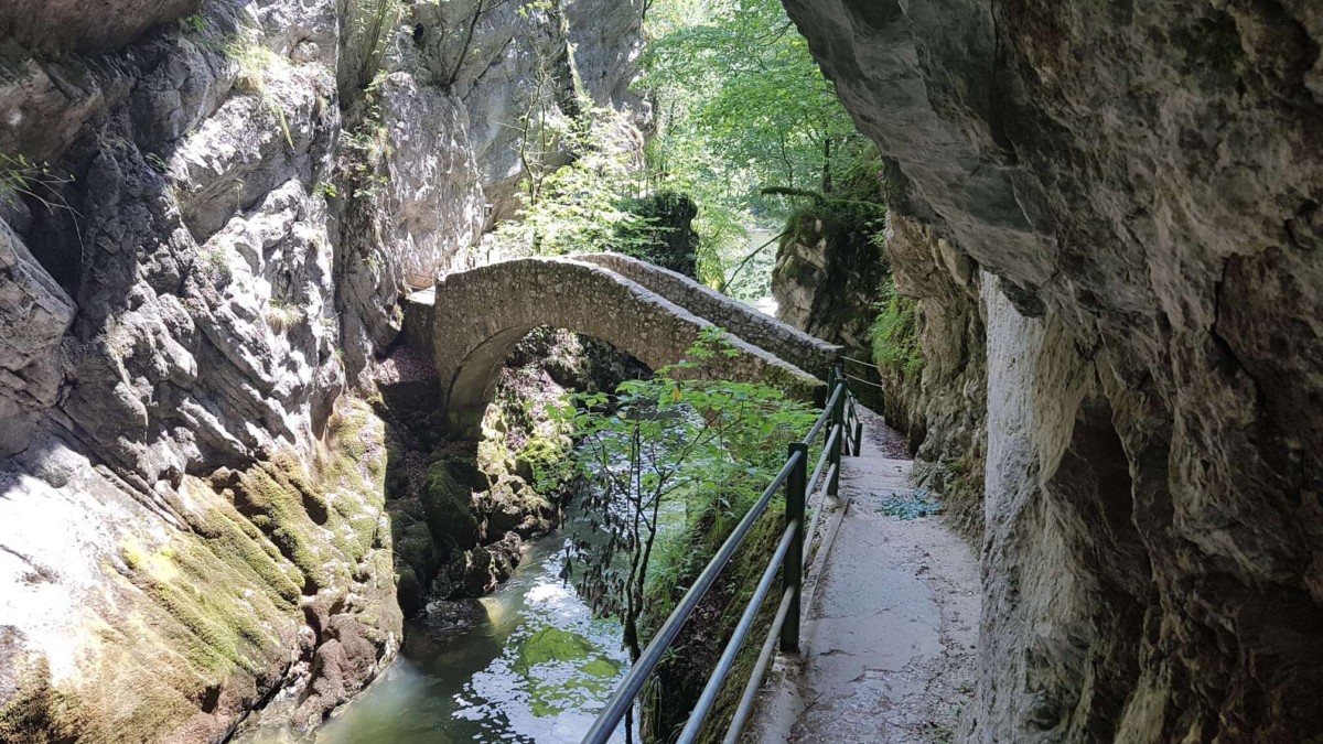 Le plus beau passage des gorges de l'Areuse avec le pont de Brot.