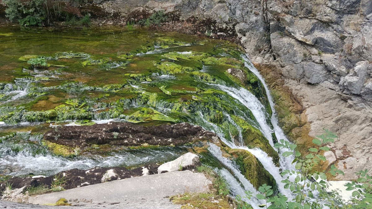 Les chutes de la Verrerie le long des gorges de l'Areuse.