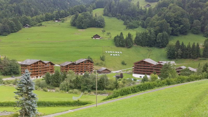 Les bâtiments entourant les bains thermaux de Val d'Illiez au fond de la vallée