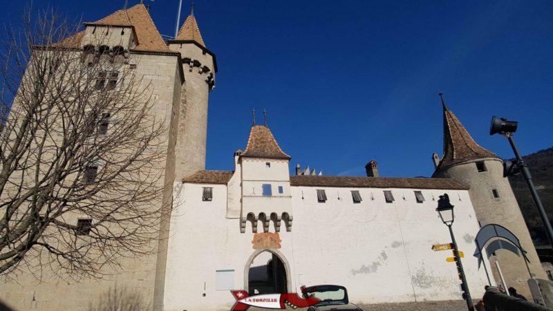 L'entrée du château avec le donjon sur la gauche.