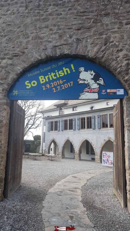 Panneau sur l'exposition temporaire "So British" en 2016 et 2017 au musée suisse du jeu de la Tour-de-Peilz