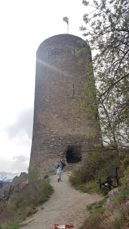 Le donjon du château de Saillon proche des bains thermaux de Saillon