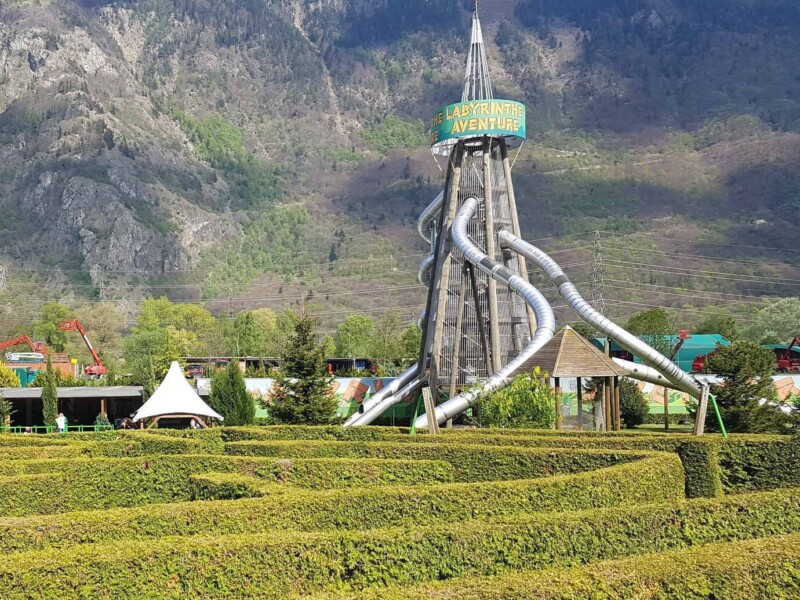 Le labyrinthe en thuyas et la tour des toboggans.