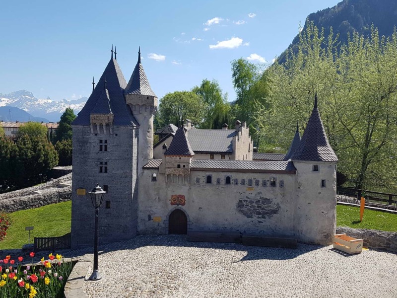 Une magnifique reproduction du château d'Aigle se trouve dans le Swiss Vapeur Parc au Bouveret, au bord du Léman.