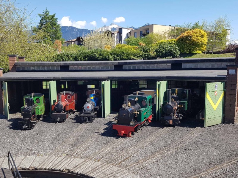 La gare des locomotives au Swiss Vapeur Parc. Swiss Vapeur Parc, Le Bouveret, canton du Valais. Trains miniatures. La gare des locomotives au Swiss Vapeur Parc. Swiss Vapeur Parc, Le Bouveret, canton du Valais. Trains miniatures.