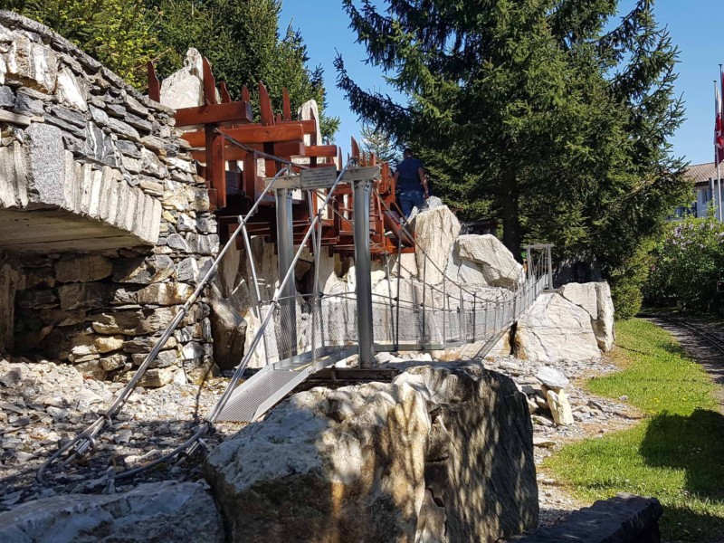 Miniature des passerelles du bisse de Savièse au Swiss Vapeur Parc Swiss Vapeur Parc, Le Bouveret, canton du Valais. Trains miniatures. La miniature d'une passerelle suspendue le long du bisse de Savièse. Swiss Vapeur Parc, Le Bouveret, canton du Valais. Trains miniatures.