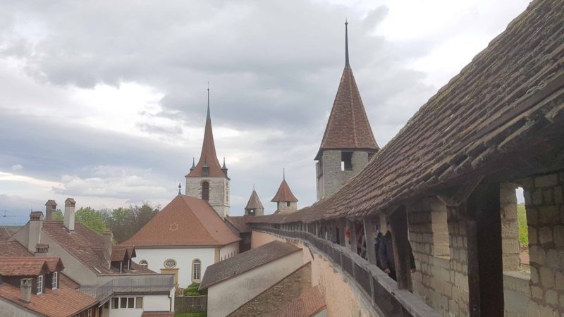 Le chemin sur les remparts et l'église allemande dans la vieille ville de Morat