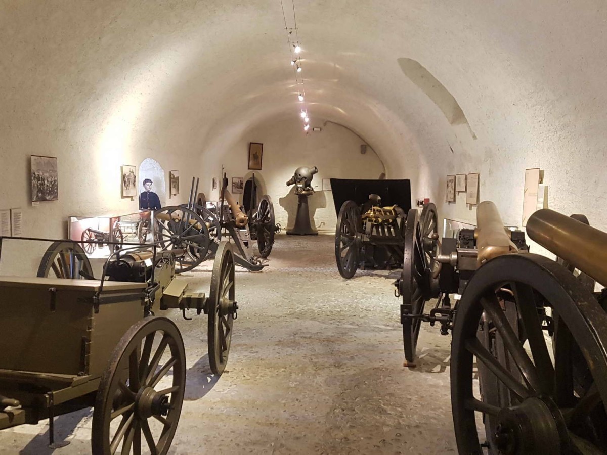 Des pièces d'artillerie dans les caves du château de Morges.