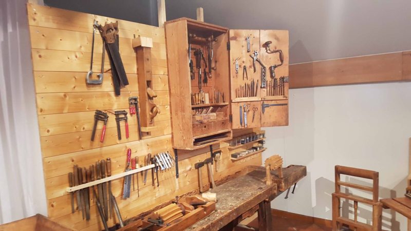 des outils en bois présentés au musée du bois de l'arboretum