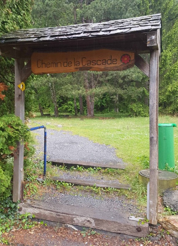 Le début du chemin menant à la cascade de la PisseVache