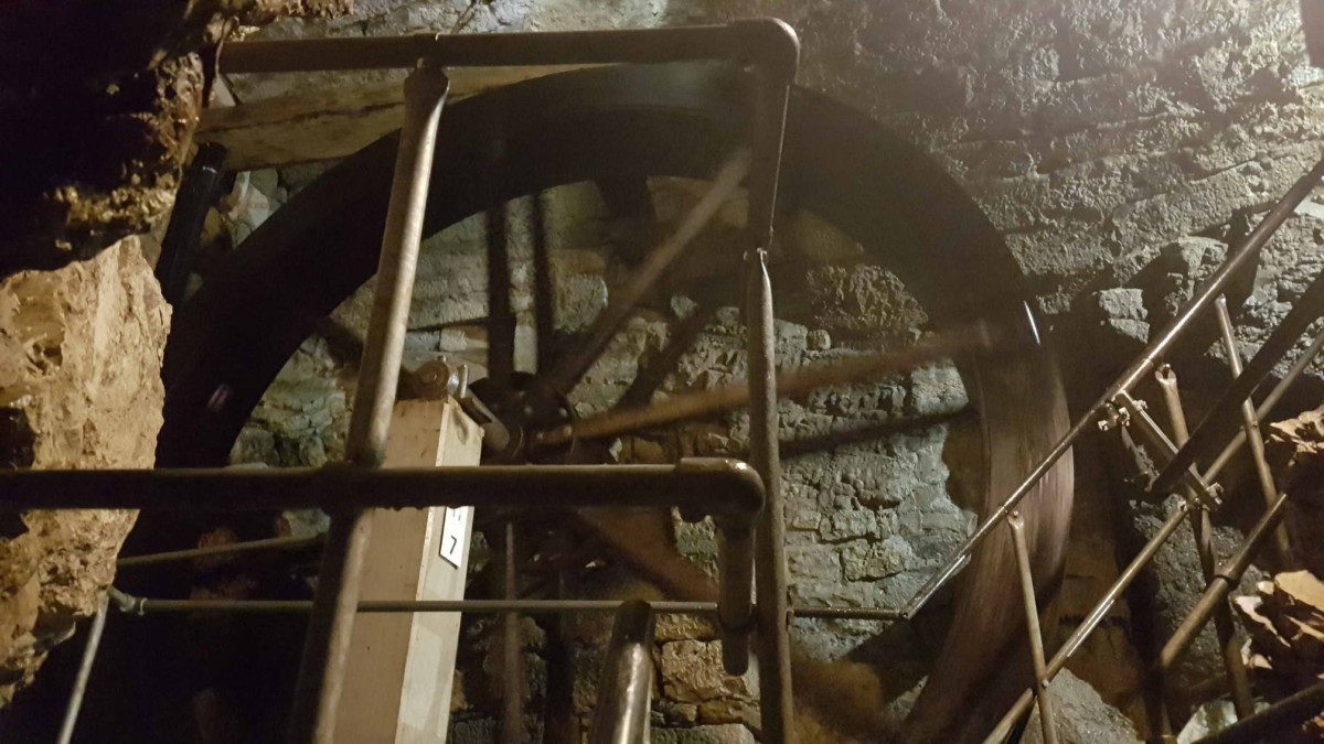 La roue d'un moulin sur le site du Col-des-Roches.