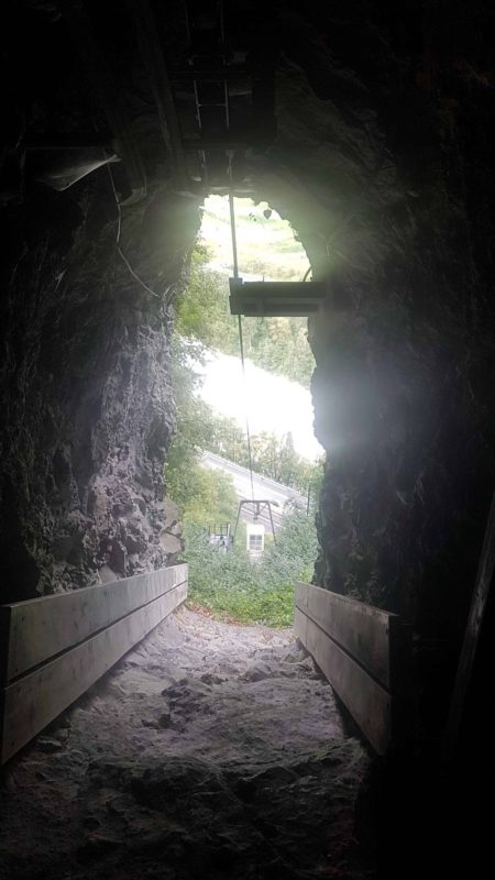 Le téléphérique qui servait à amener les tubes des pièces d'artillerie au fort cindey. Il est actuellement utilisé par le restaurent de la Grotte aux Fées grâce à sa station intermédiaire.