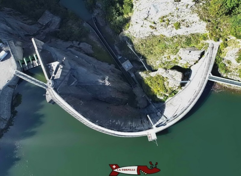 Le barrage de montsalvens vu de drone.