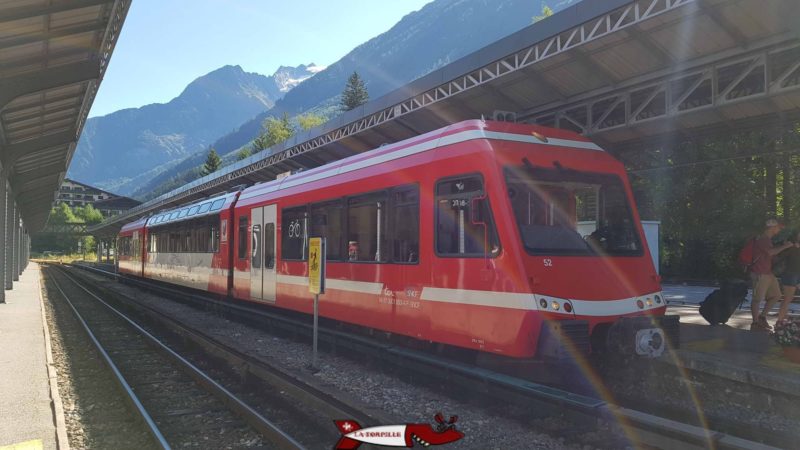 Le train reliant Vallorcine à Chamonix, l'électricité est apportée par un troisième rail au sol.
