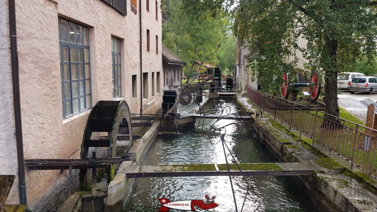 Le canal de dérivation de l'Orbe utilisé pour faire tourner des roues à aubes au musée du fer et du chemin de fer.