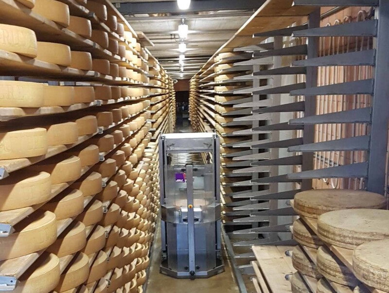 La cave où est entreposé les tomes avec le robot à la maison du gruyère La cave où est entreposé les tomes avec le robot à la maison du gruyère