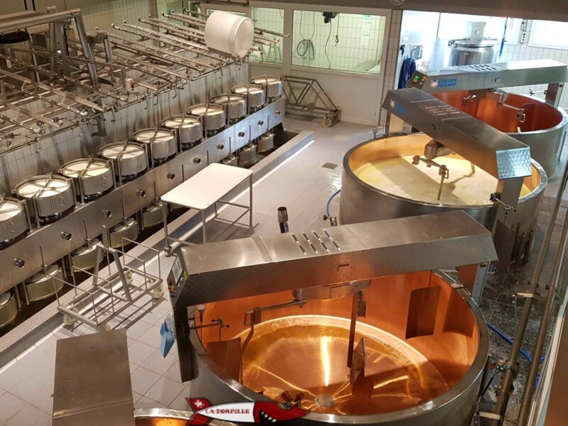 Démonstration de la fabrication du fromage à la maison du gruyère Démonstration de la fabrication du fromage à la maison du gruyère