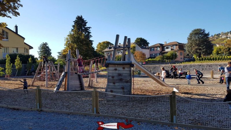 la place de jeux à côté du départ du Lavaux Express Cully