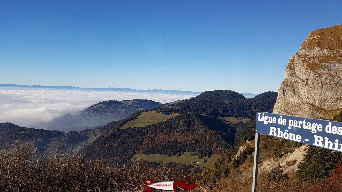 Un panneau indiquant la ligne de partage des eaux du Rhône et du Rhin le long de la voie de chemin de fer des Rochers de Naye.