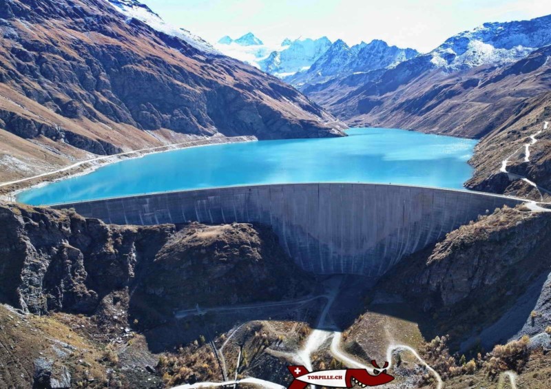 Les deux côtés du barrage de Moiry, au-dessus de Grimentz. Barrage de Moiry, Val d'Anniviers.