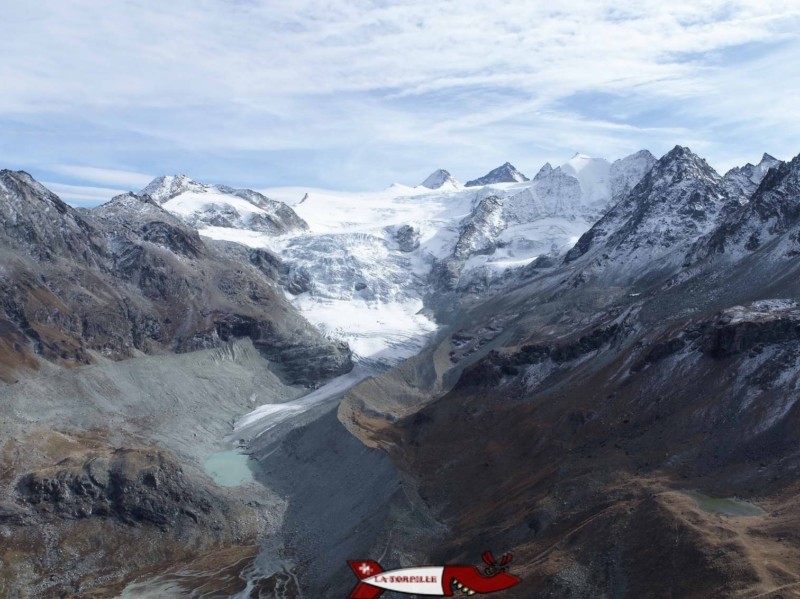 Vue aérienne sur le glacier de Moiry depuis le bout du lac de Moiry formé par le barrage de Moiry