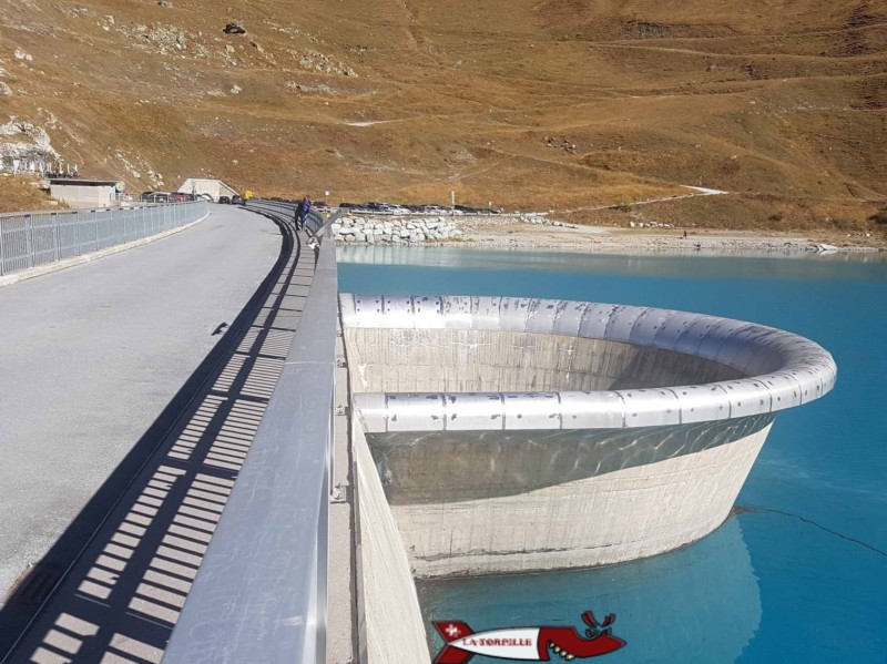 Le déversoir lorsque le barrage est plein. Barrage de Moiry, Val d'Anniviers. 