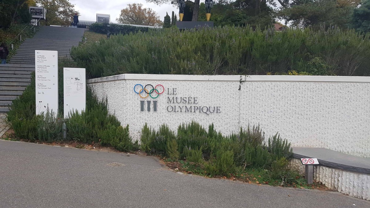 Le Musée Olympique se trouve au sein d'un parc exposant des sculptures relatives au sport.