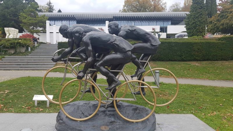 Une sculpture montrant des cyclistes dans le parc du musée olympique de Lausanne