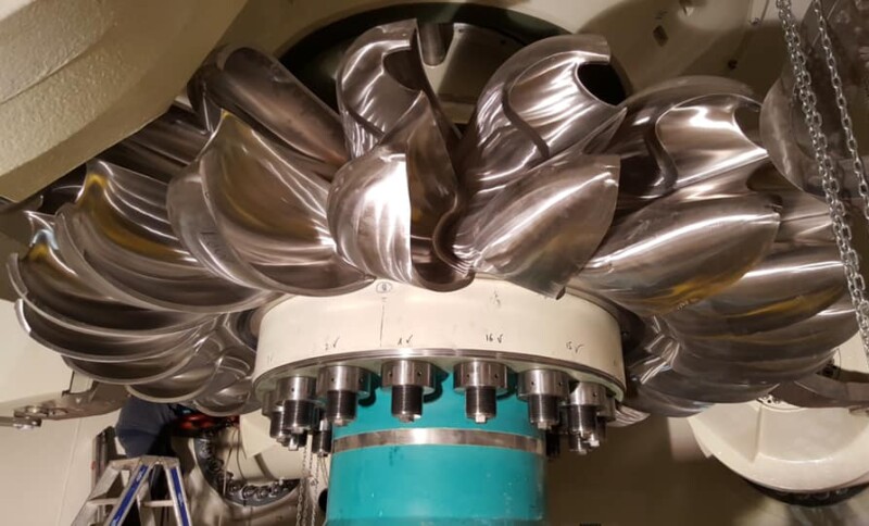 Une turbine Pelton horizontale dans la centrale souterraine de Veytaux. Une turbine Pelton horizontale dans la centrale souterraine de Veytaux.