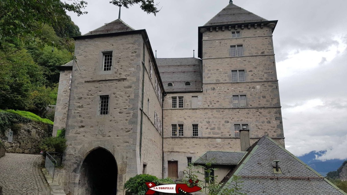 Le château de St-Maurice qui se trouve sur le chemin menant à la grotte aux Fées.
