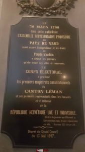 Une plaque commémorative de l'intégration du Canton du Léman dans la République Helvétique en 1798 dans la cathédrale de Lausanne - Histoire de la Suisse Romande