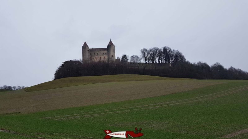 Une vue du château de Champvent depuis le bas