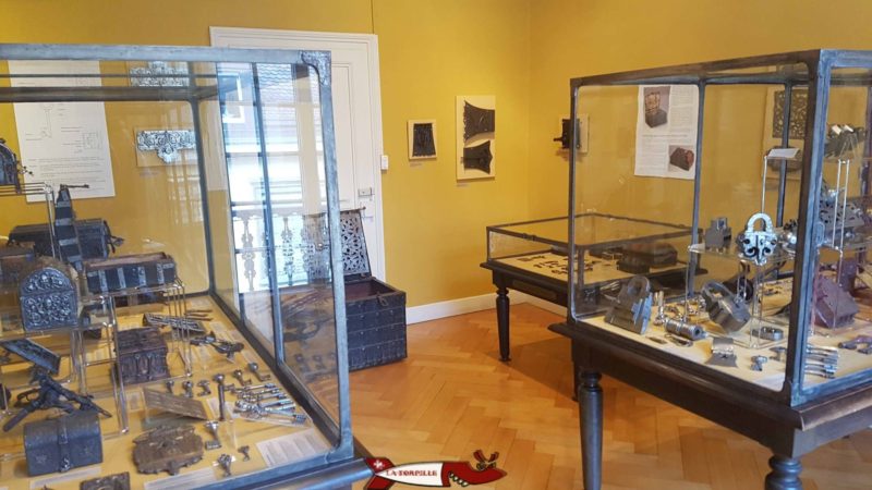 Divers objets exposés dans des vitrines au musée historique de vevey