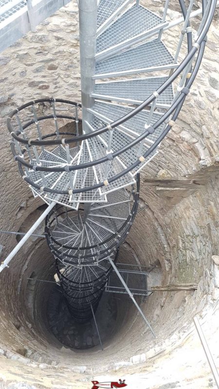 Les escaliers métalliques en colimaçon dans le château de Saxon.