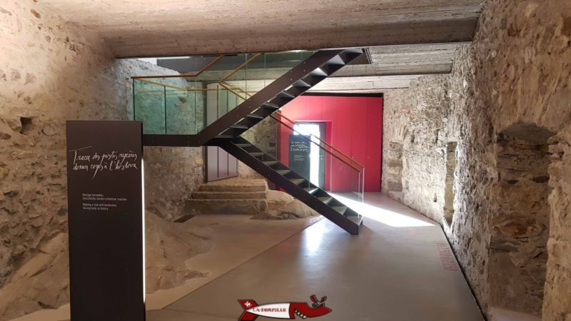 Les escaliers qui descendent depuis la réception et qui permettent de se rendre côté Est ou côté Ouest du musée d'histoire du Valais à Sion..