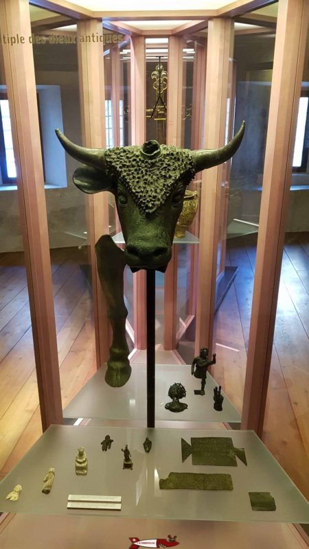 La réplique du fameux taureau en bronze de l'époque romaine découvert en Valais. L'original se trouve au musée gallo-romain de la Fondation Gianadda.