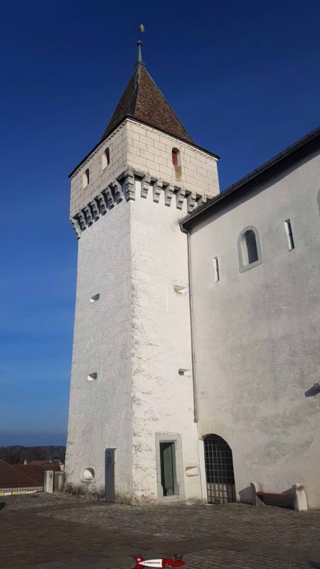 Le château de Nyon et la tour carrée du Bailli.
