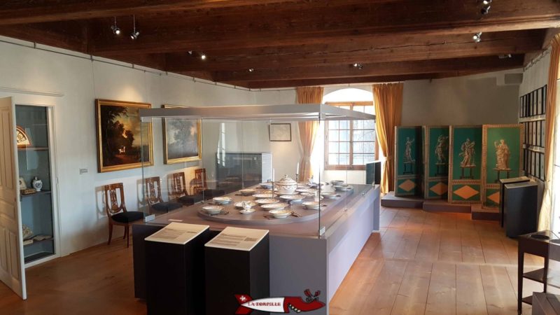 des porcelaines au premier étage du musée historique et des porcelaines de nyon