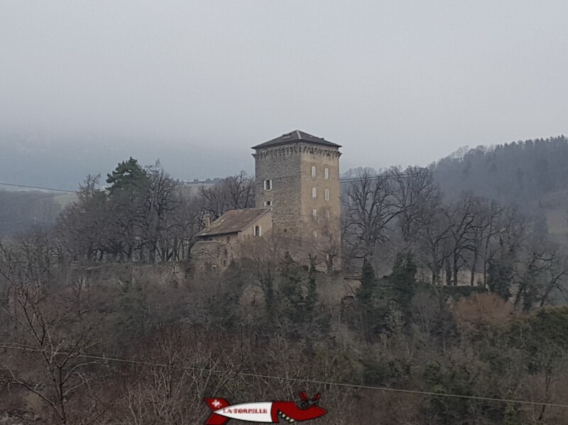 Le donjon du château des Clées. Le donjon du château des Clées.