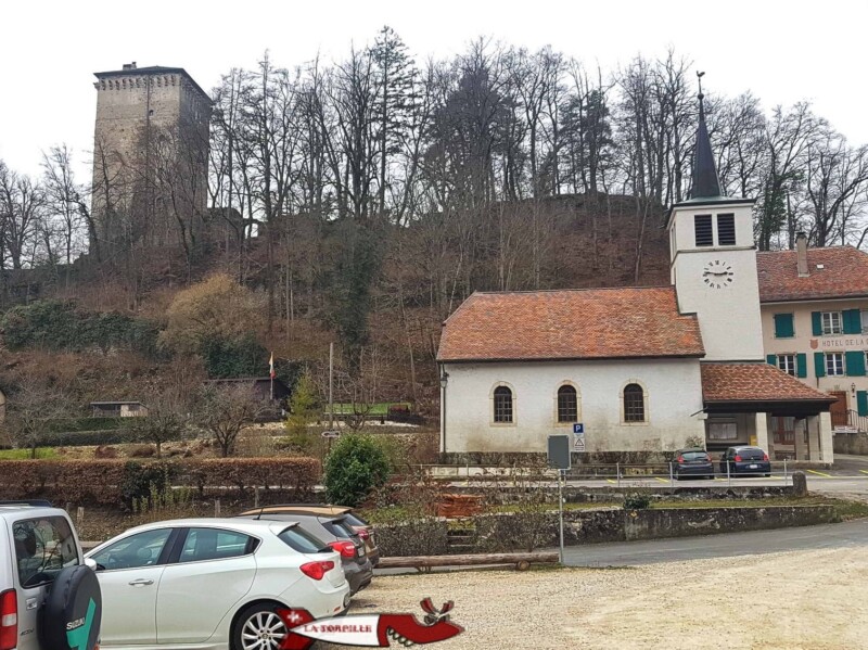 Le parking du château des Clées